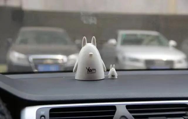 为什么别人车都有一股香味,汽车开门有股香味怎么解决