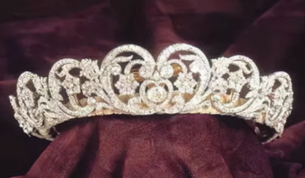 戴安娜输给卡米拉了吗,戴安娜和卡米拉都戴了一顶小王冠