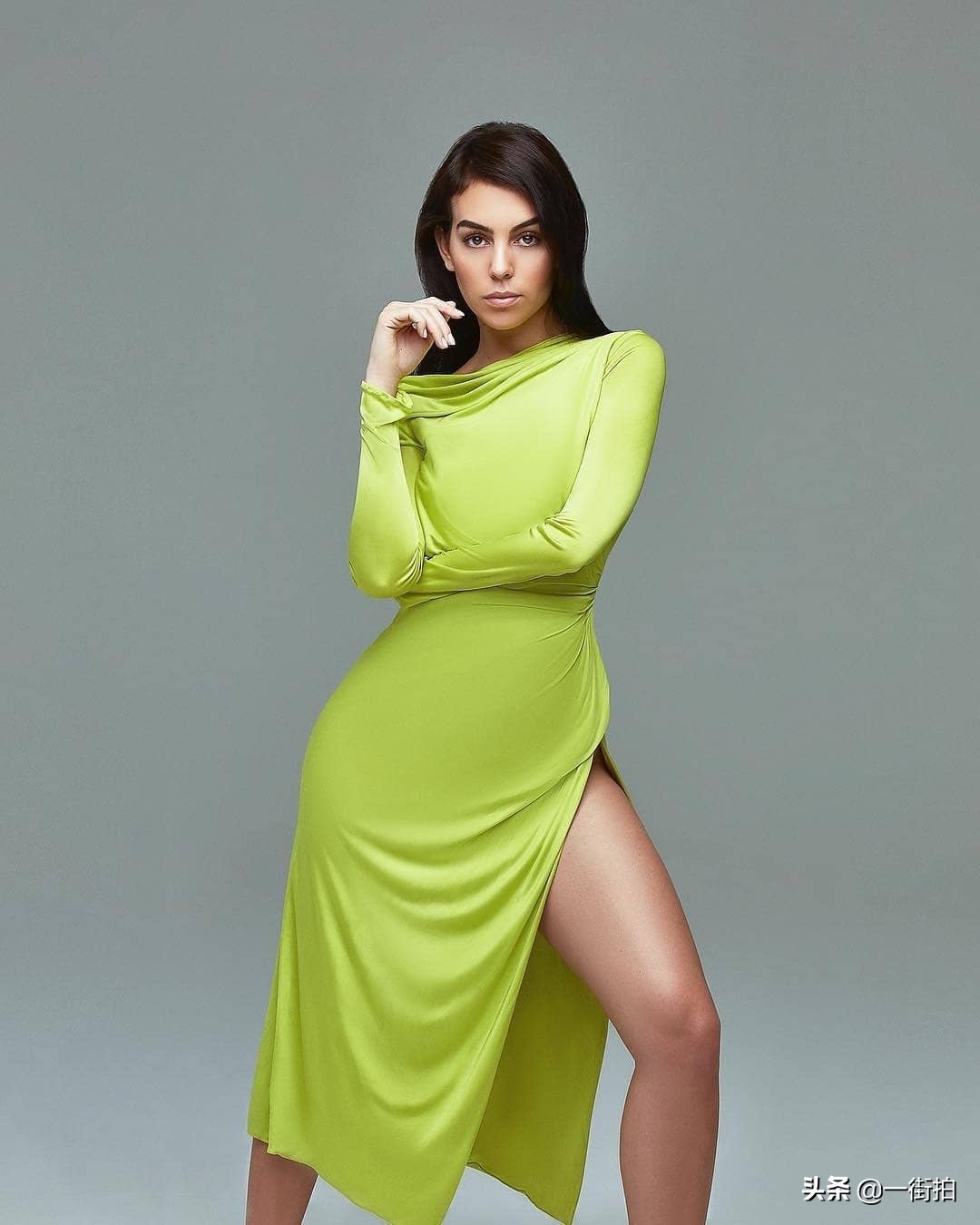 C罗“贫民女友”乔治娜太惊艳！穿V领礼服不用首饰点缀也美的自信