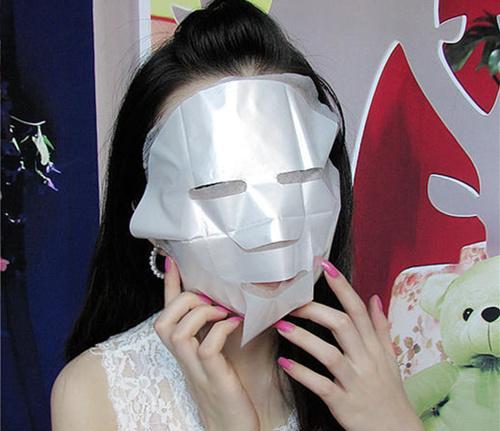 面膜塑料纸需要敷在脸上还是撕掉,面膜上的塑料纸要不要拿掉