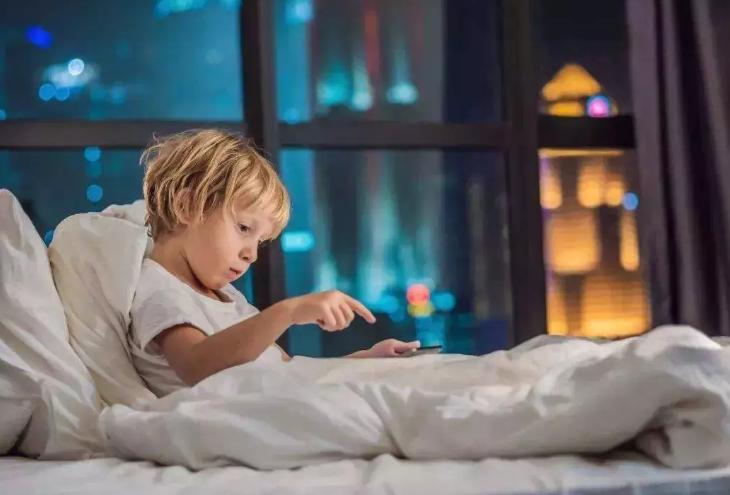 分房睡后妈妈担心女儿不适应，女儿却说真好，看完监控哭了