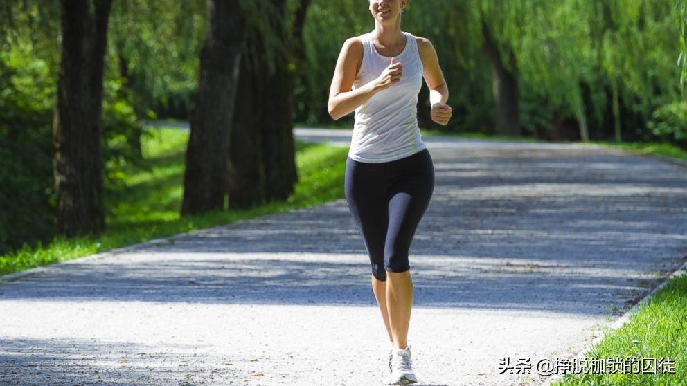 室外和跑步机上快走哪个伤膝盖,在跑步机上快走和跑步效果一样吗