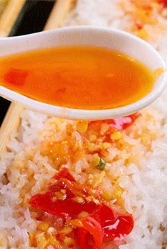 蒸鱼用竹筷子架上放盘子,用竹筒蒸的饭叫什么