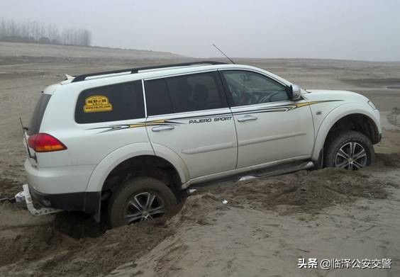 坑洼路开车技巧,开车过坑洼路面技巧