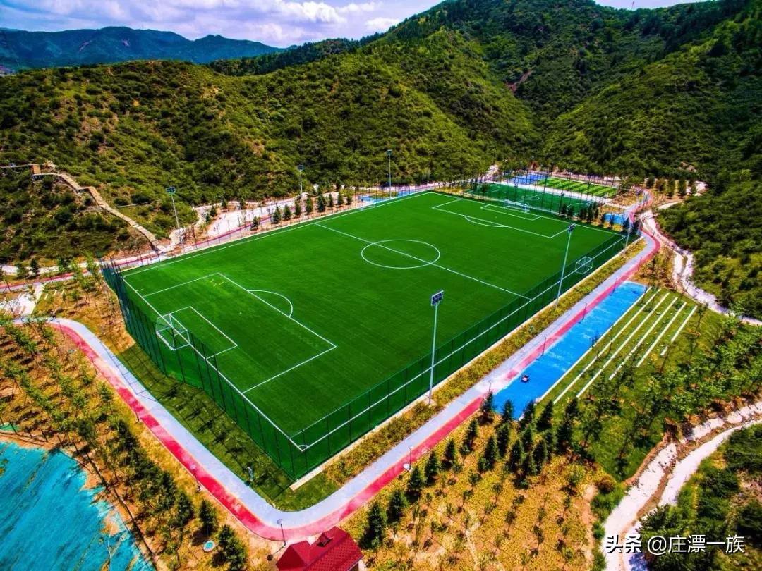 山顶真实足球场,足球场的高颜值图片