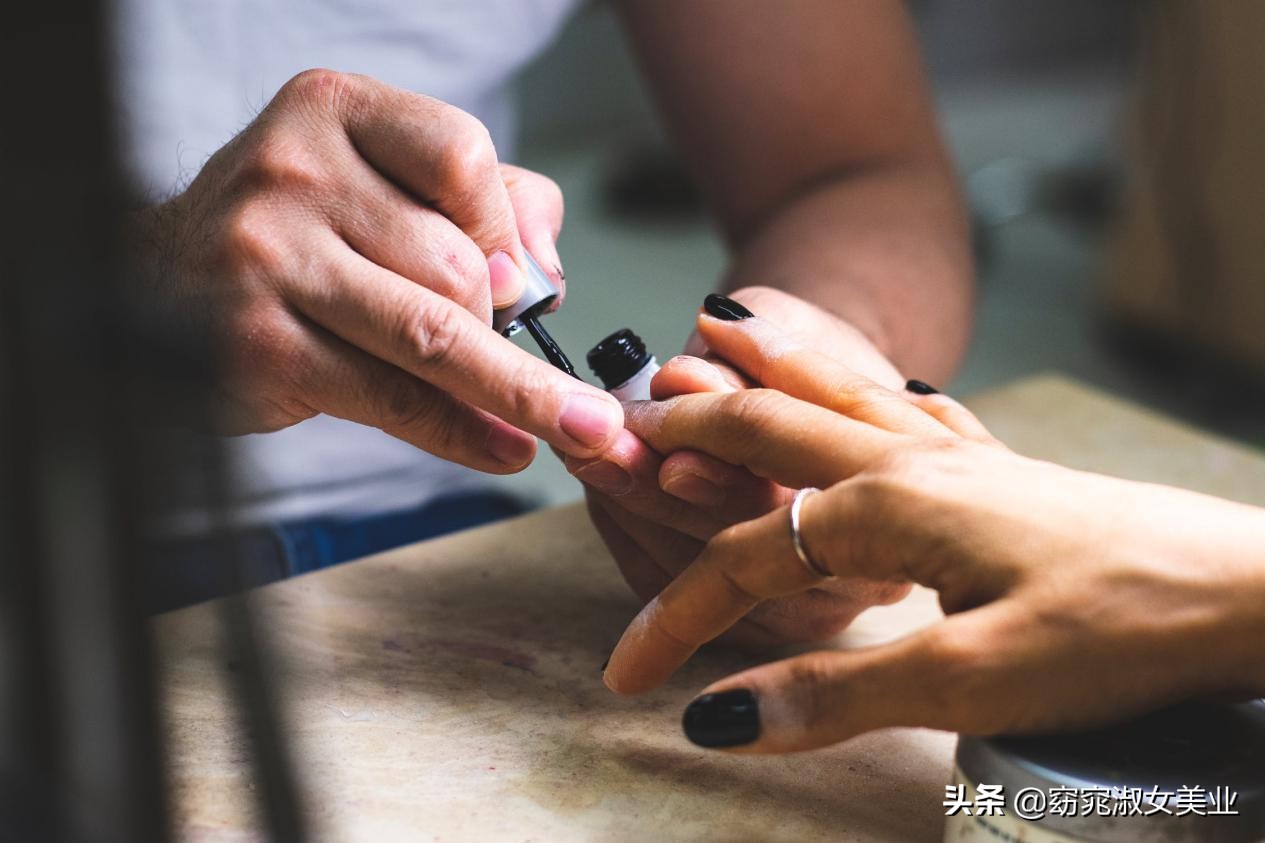 美甲款式补色怎么补,美甲指甲薄脆易断怎么办