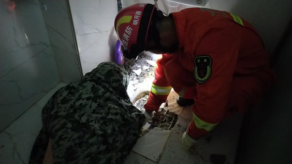 七旬老人手卡便池救人,老人手臂被卡便池消防助其脱困