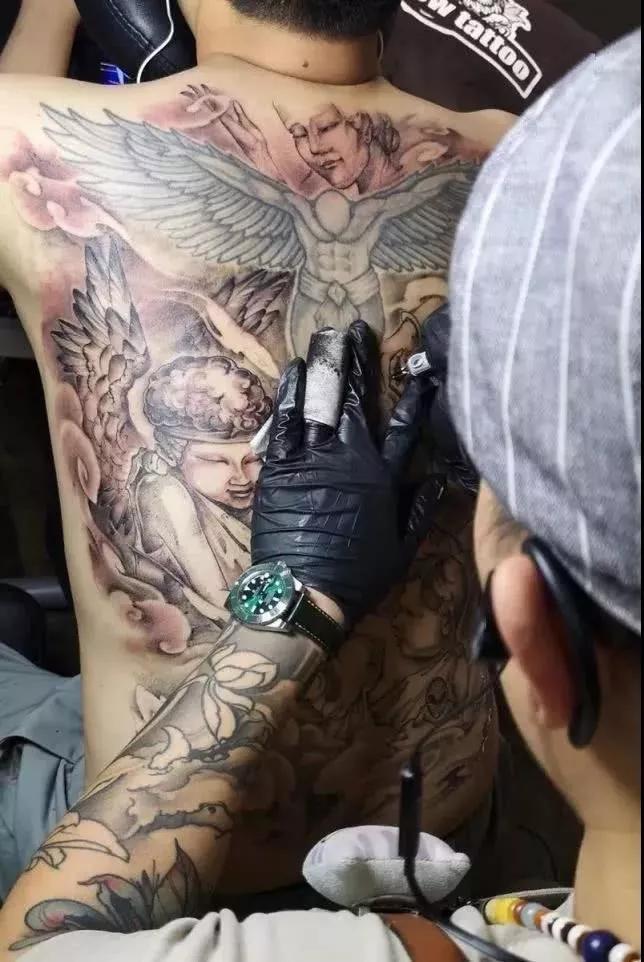 他见过世间罪恶，仍心向光明