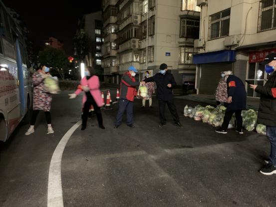 青春无问西东岁月自成芳华翻译,青春无问西东奋斗自成芳华图片