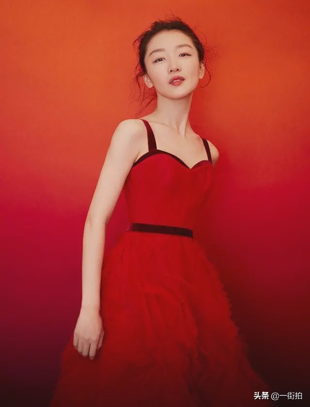 周冬雨穿奶茶色抹胸礼裙出席活动,周冬雨显瘦西装裤