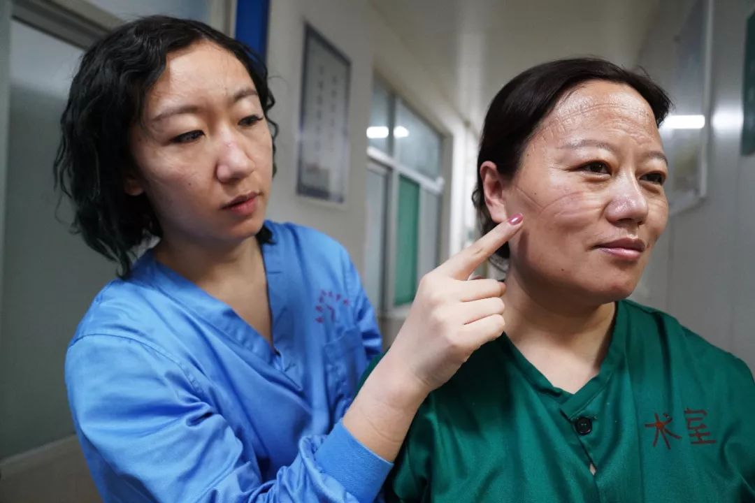 今夕元宵灯火依然通明,元宵佳节灯火明家家户户庆团圆