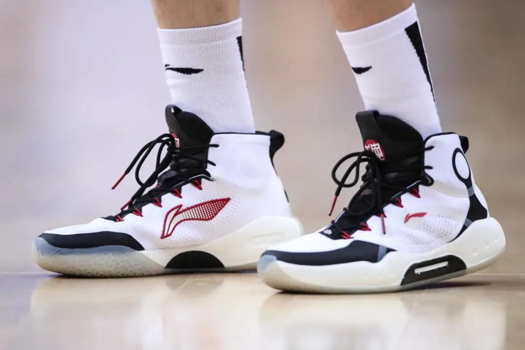 米切尔上脚的篮球鞋,李宁一双很老的鞋紫色