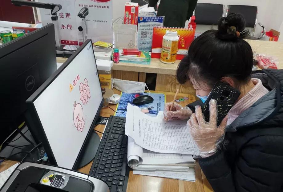 疫情防控期间社工用行动“扛起”责任