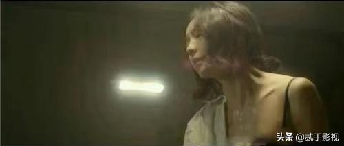 美女屠夫开肉店，生意火爆，警察不要工作，就想进来看一眼老板娘