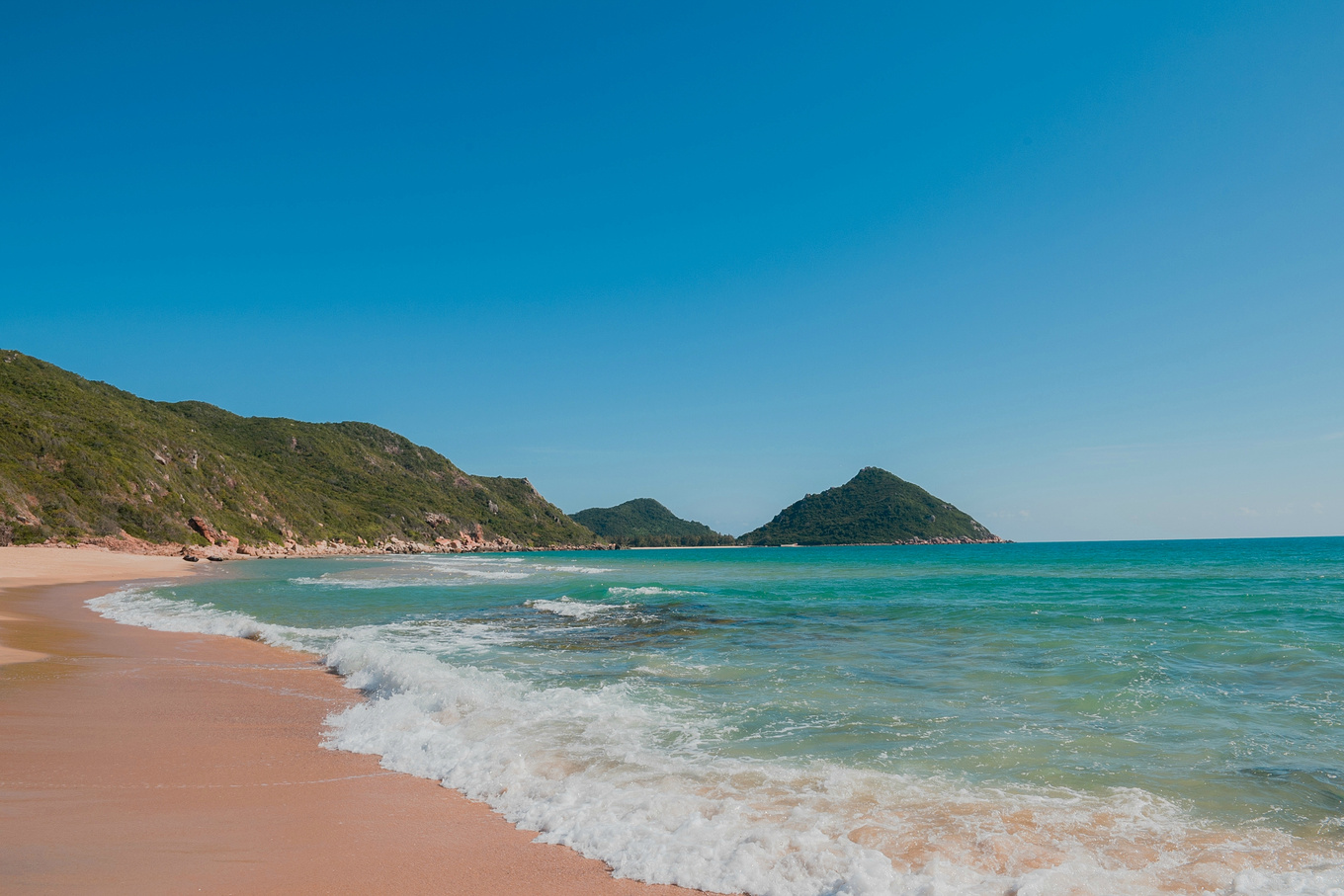 你在南方瑟瑟发抖，我在这里遛娃、看猴、赶海····