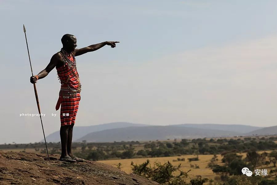 他，百亿富豪，常近乎全裸出现在公共视线里，却被英女王封为爵士