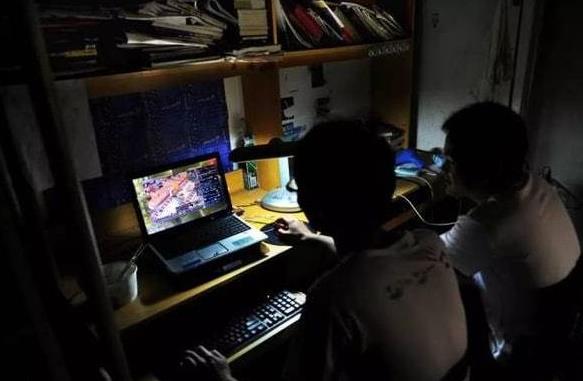 杭州高校凌晨宿舍不关灯,浙江高校一男生不让室友关灯