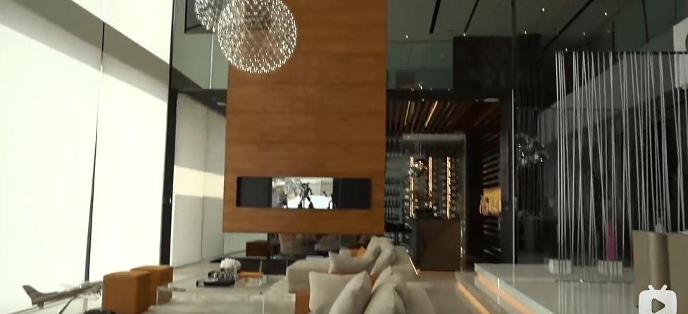 迪拜男子奋斗十年买下劳斯莱斯,迪拜小伙卖掉劳斯莱斯买法拉利