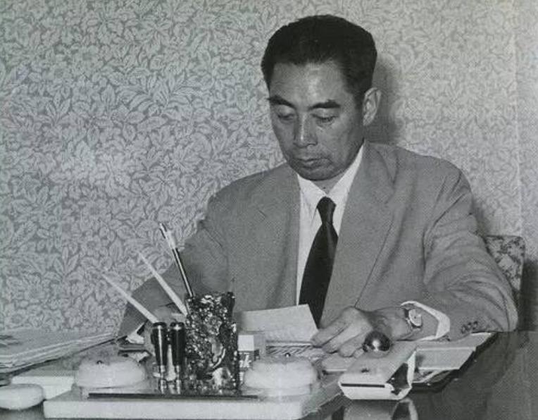 国宝九龙杯丢失惊动周恩来，他巧作安排，让外宾主动从包里拿出