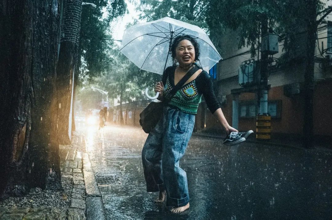 下雨天在雪地里跳舞,雨天跳舞