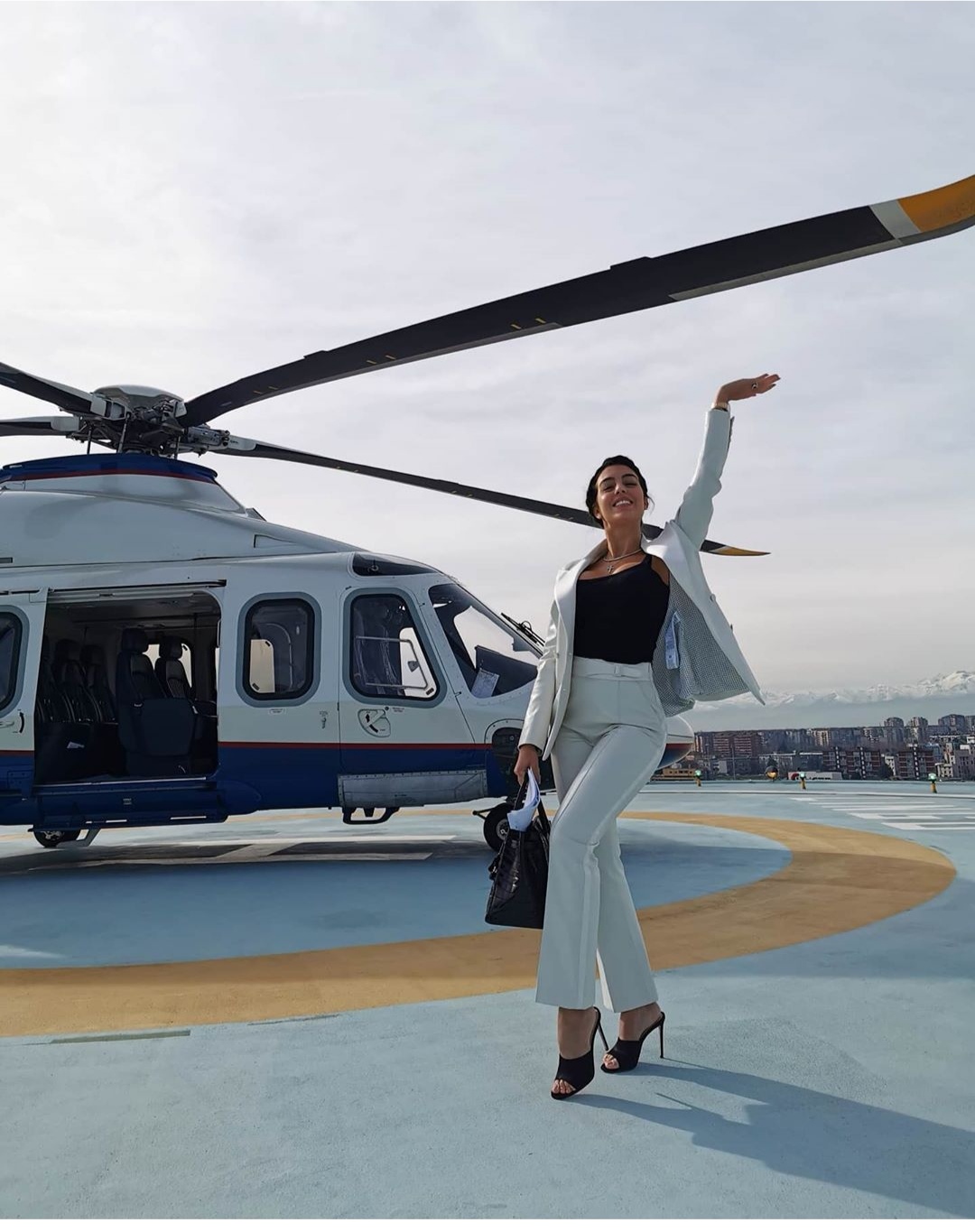 乔治娜晒c罗和贝拉,乔治娜给c罗剪头颜值巅峰