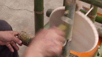 63岁中国大爷靠玩木头火到国外,61岁大爷惊呆外国人