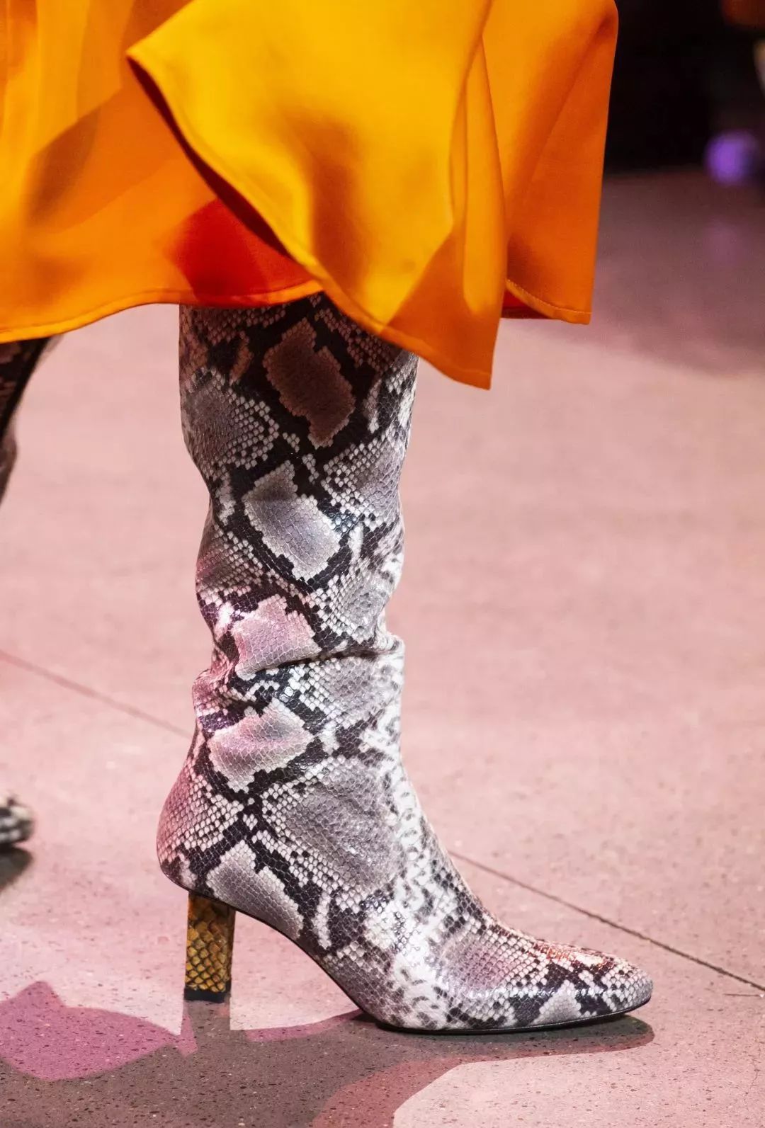 一双靴子竟然可以这么百搭,一双靴子有1kg吗