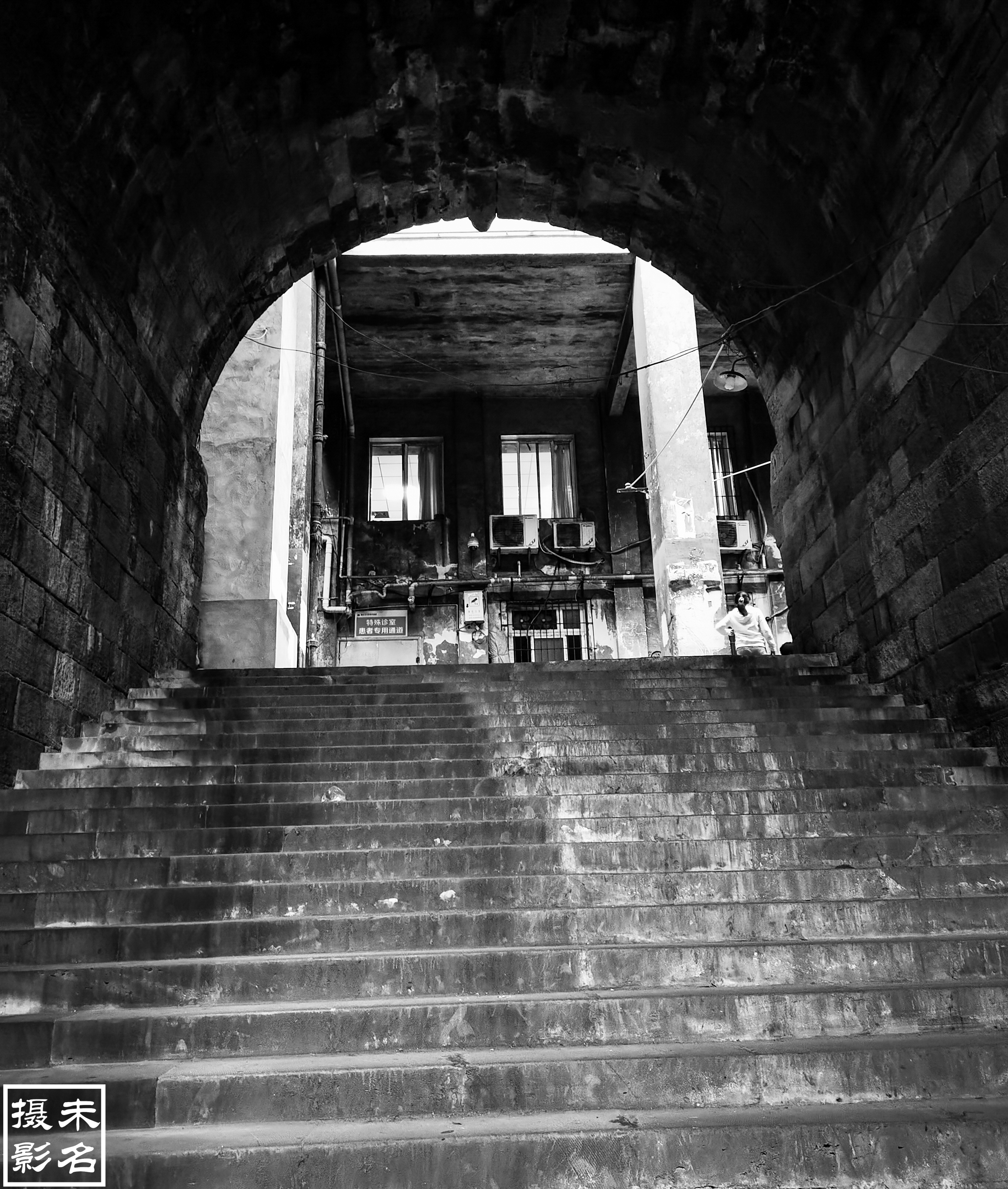 逛历史街区白象街，搭重庆最古老的电梯，游山城最繁华的美食夜市