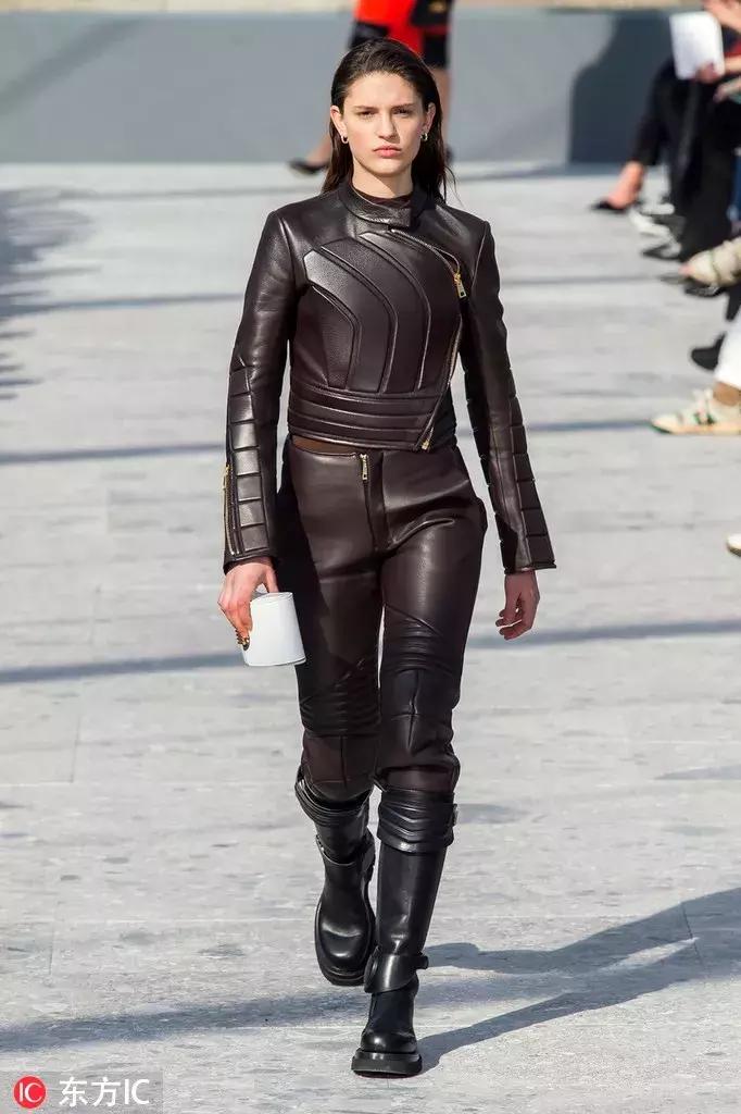 粉色打底适合什么颜色的外套,最适合女生的颜色