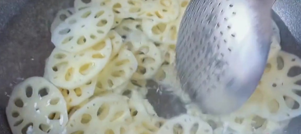 莲藕清洗淤泥法,清洗莲藕里面的泥