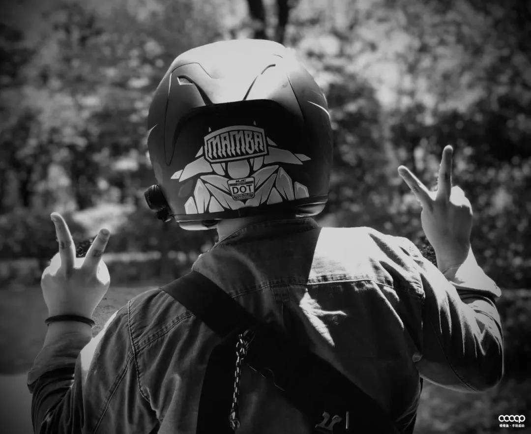 短发超飒小姐姐，玩串儿不贵也精致，骑起车来，帅翻天