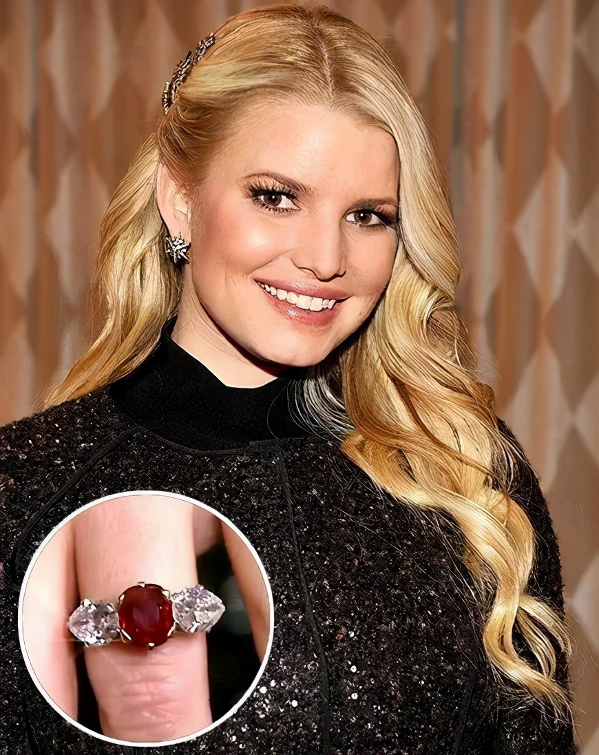 为什么英国总是把蓝宝石作为婚戒,王室贵族是如何挑选结婚戒指的