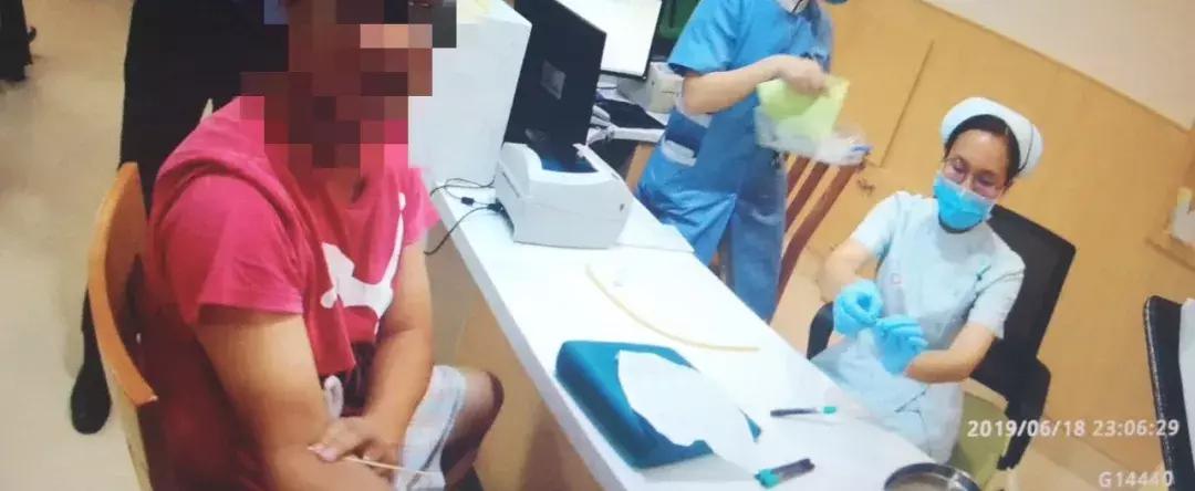 孩子凌晨高烧不退父亲冒雪送医,孩子高烧昏迷家人高速求助