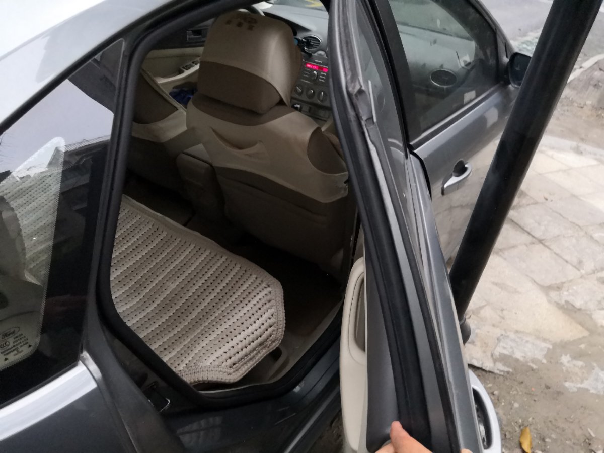 经典福克斯两厢还有人开吗,福克斯两厢新款对比老款