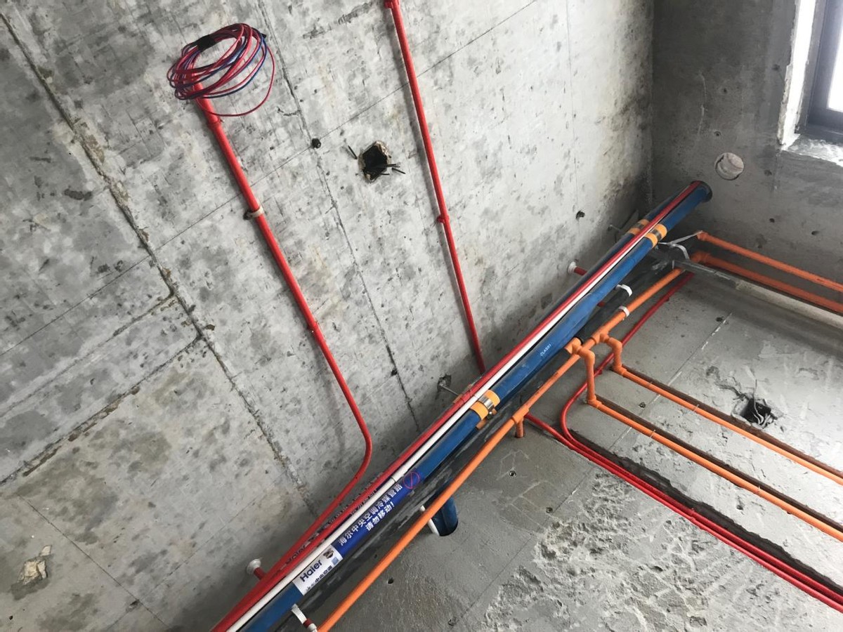 水电走顶和水电走边的差距,装修有水电都走顶的吗