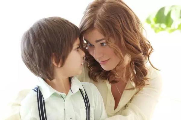 孩子偷拿了商店东西要不要买下来,孩子偷拿超市东西被发现