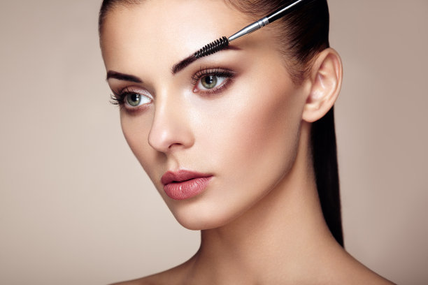 眉妆总是不对称?小窍门让你轻松打造精致眉妆