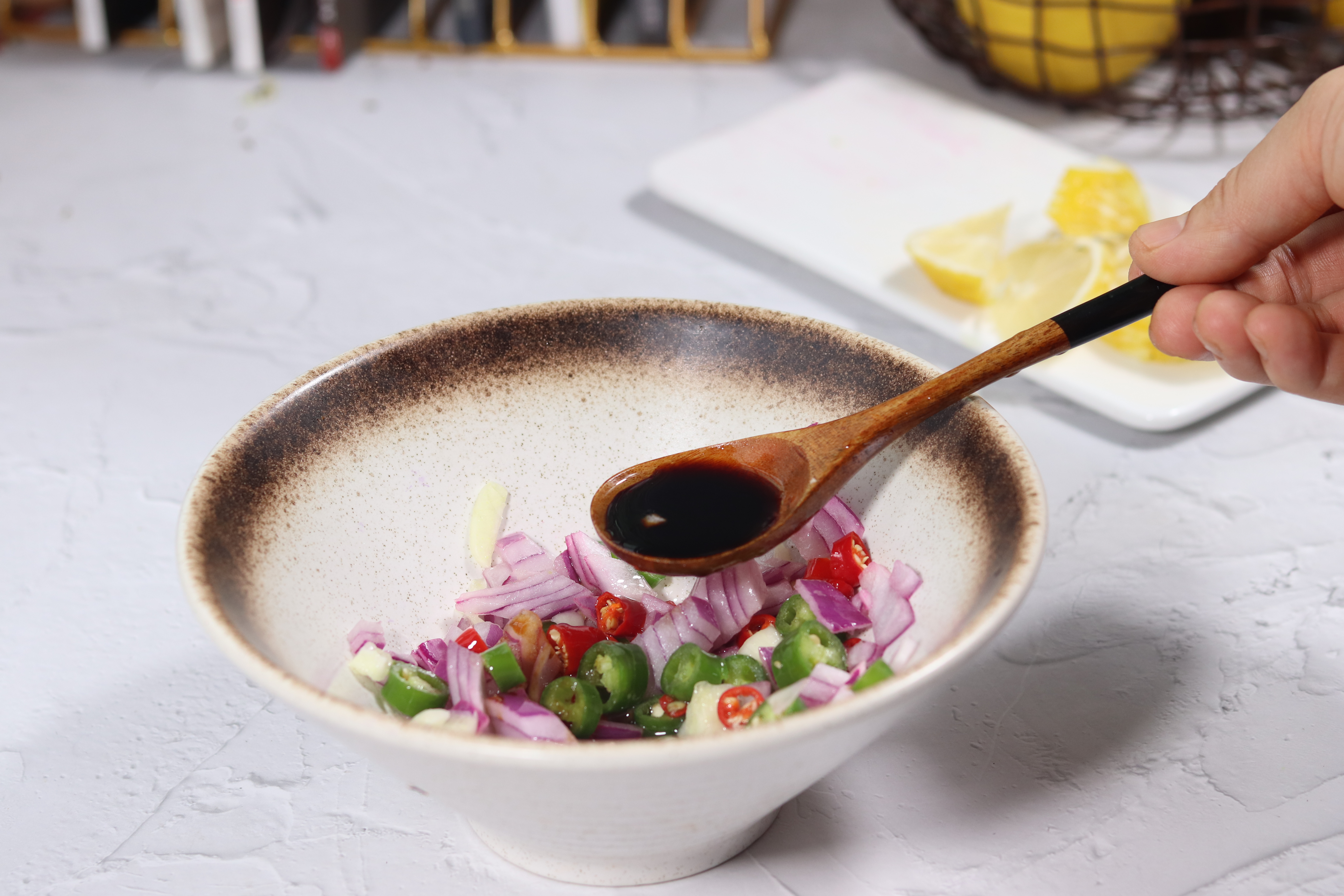 泡椒柠檬虾凉拌方法,凉拌柠檬虾太适合夏天了