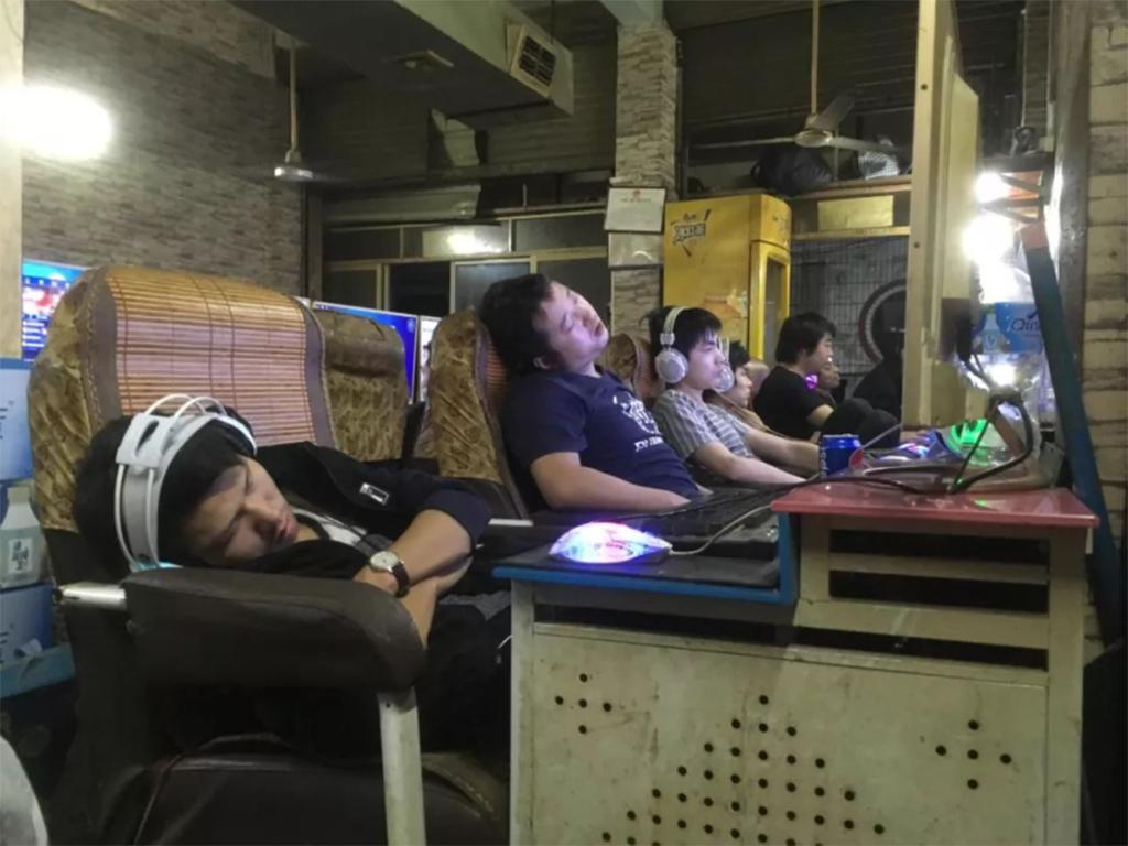 三和大神上一天玩三天，日结100吃4元的面，8块钱网吧包夜