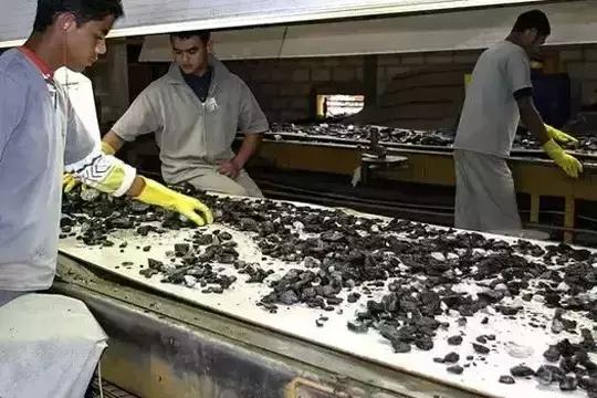 巴西奶奶绿这么贵是有道理的，开采太难了！都是高科技