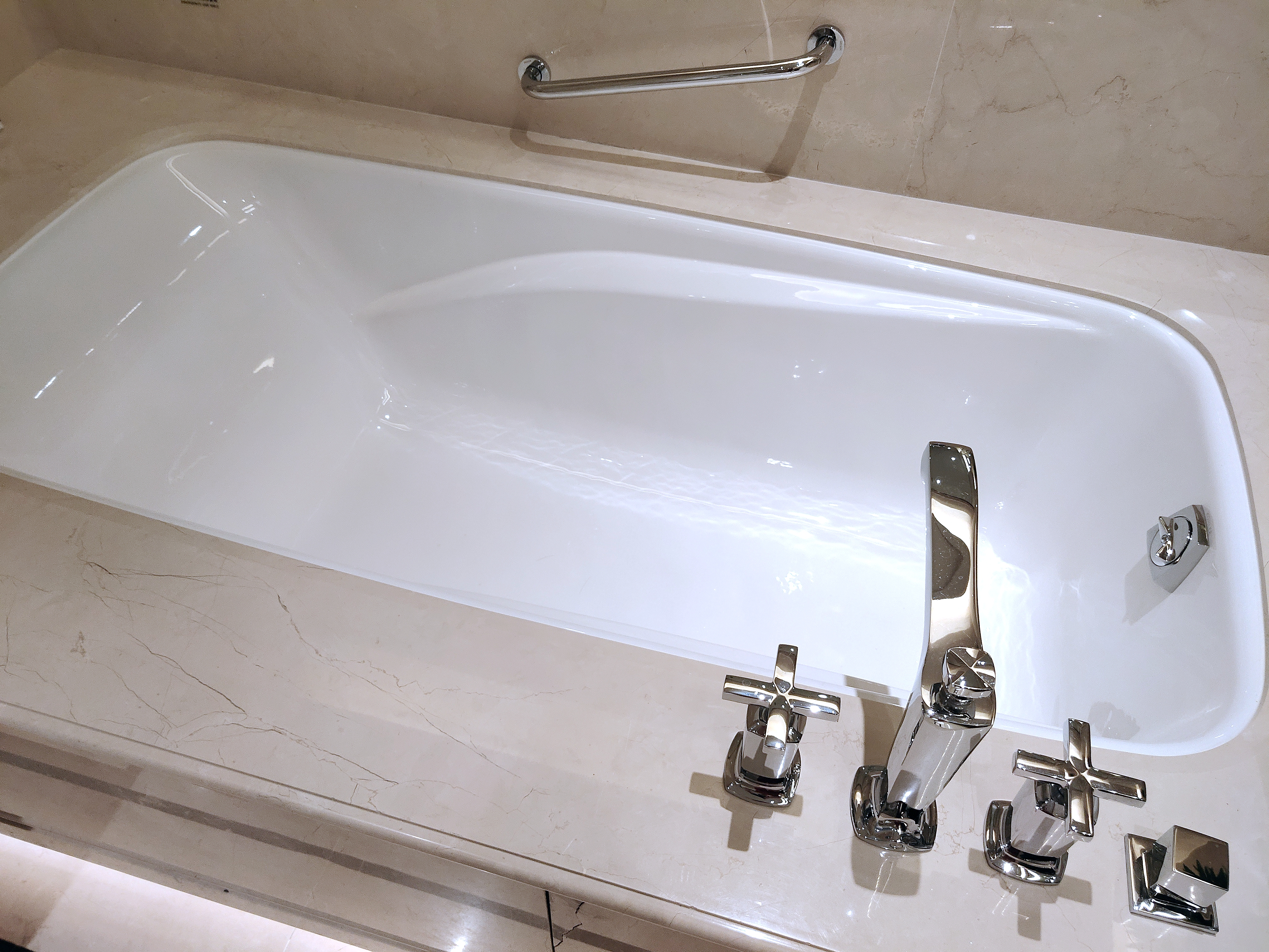 卫浴柜和浴缸哪个好用一些,卫浴选购