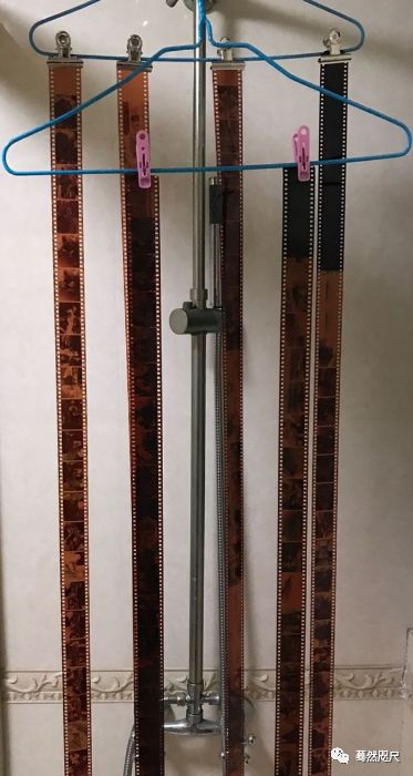 d76黑白胶卷冲洗经验,暗房洗胶卷用什么颜色灯