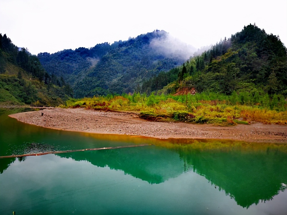 小姐姐在水下憋气100秒探险,小姐姐水下憋气挑战100秒