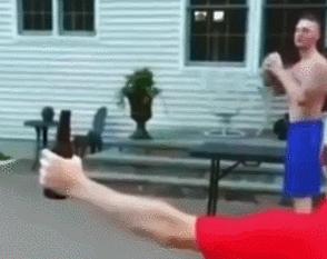 全世界都在挑战瓶盖，但请小心你的韧带