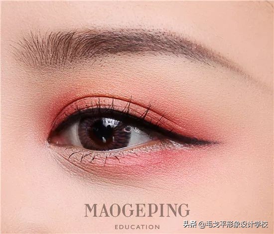 怎么画眼妆才不显脏,想学画眼妆今年最流行的眼妆