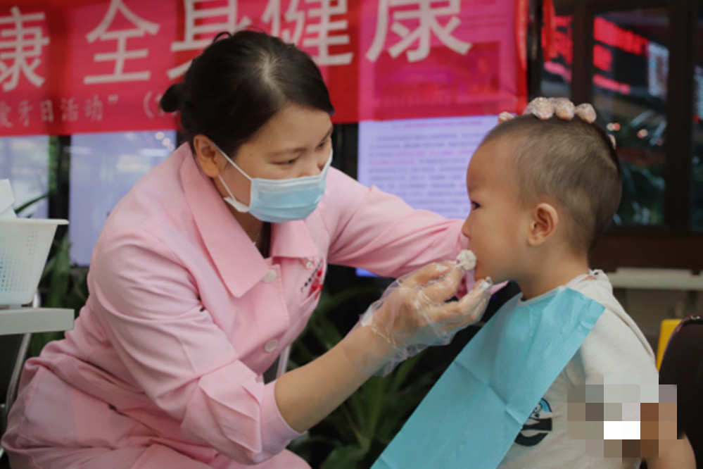 宝宝牙齿腐蚀没了还发黑,宝宝牙齿黄腐蚀