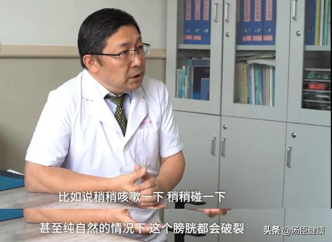 飞机上医护人员为病人吸尿,飞机上吸尿救人医生将获奖励