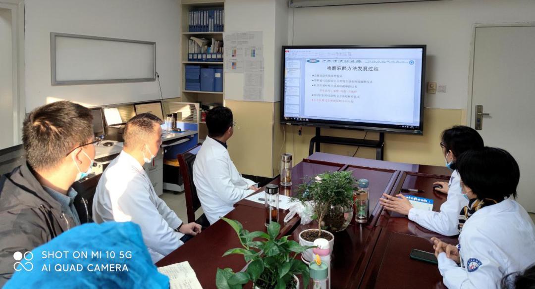 医生做手术边聊天,一边手术一边和医生聊天