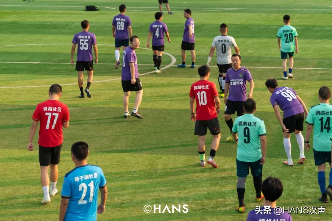 你在武汉球场边吼一嗓，就会认识一位带头大哥