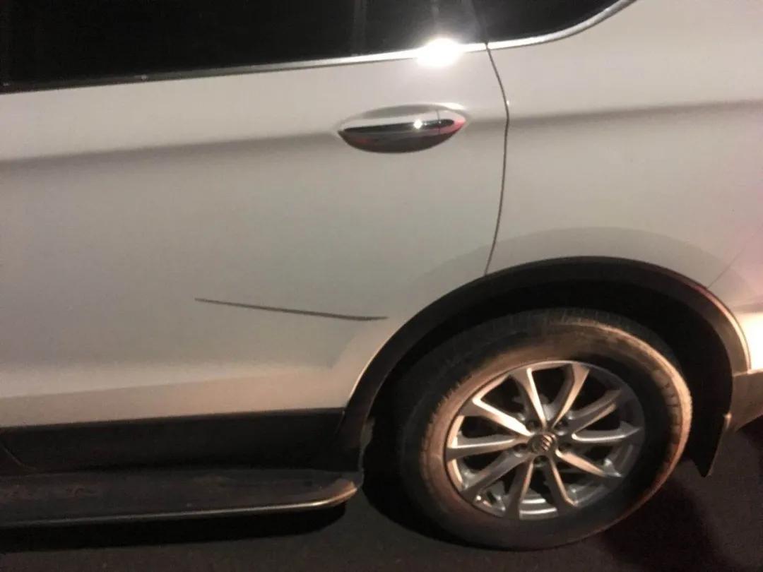 碰瓷*党**密谋4天来珠海食“大茶饭”！刚偷走粤C车牌，转眼遇上足球队被追满街跑！